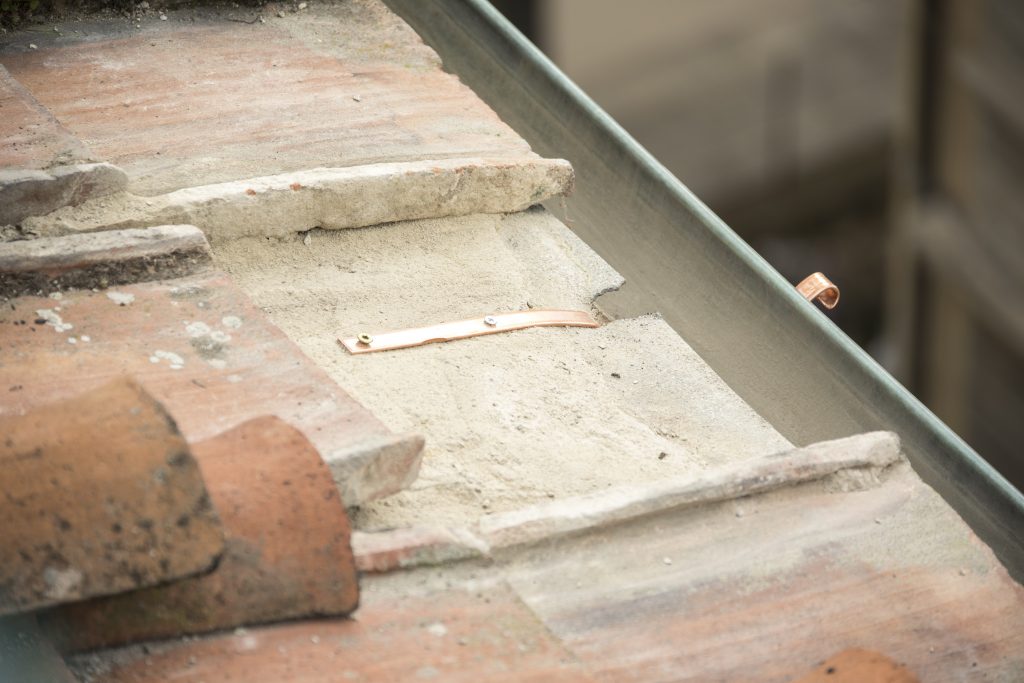 Intervention de rénovation urgente Tuiles tombant du toit