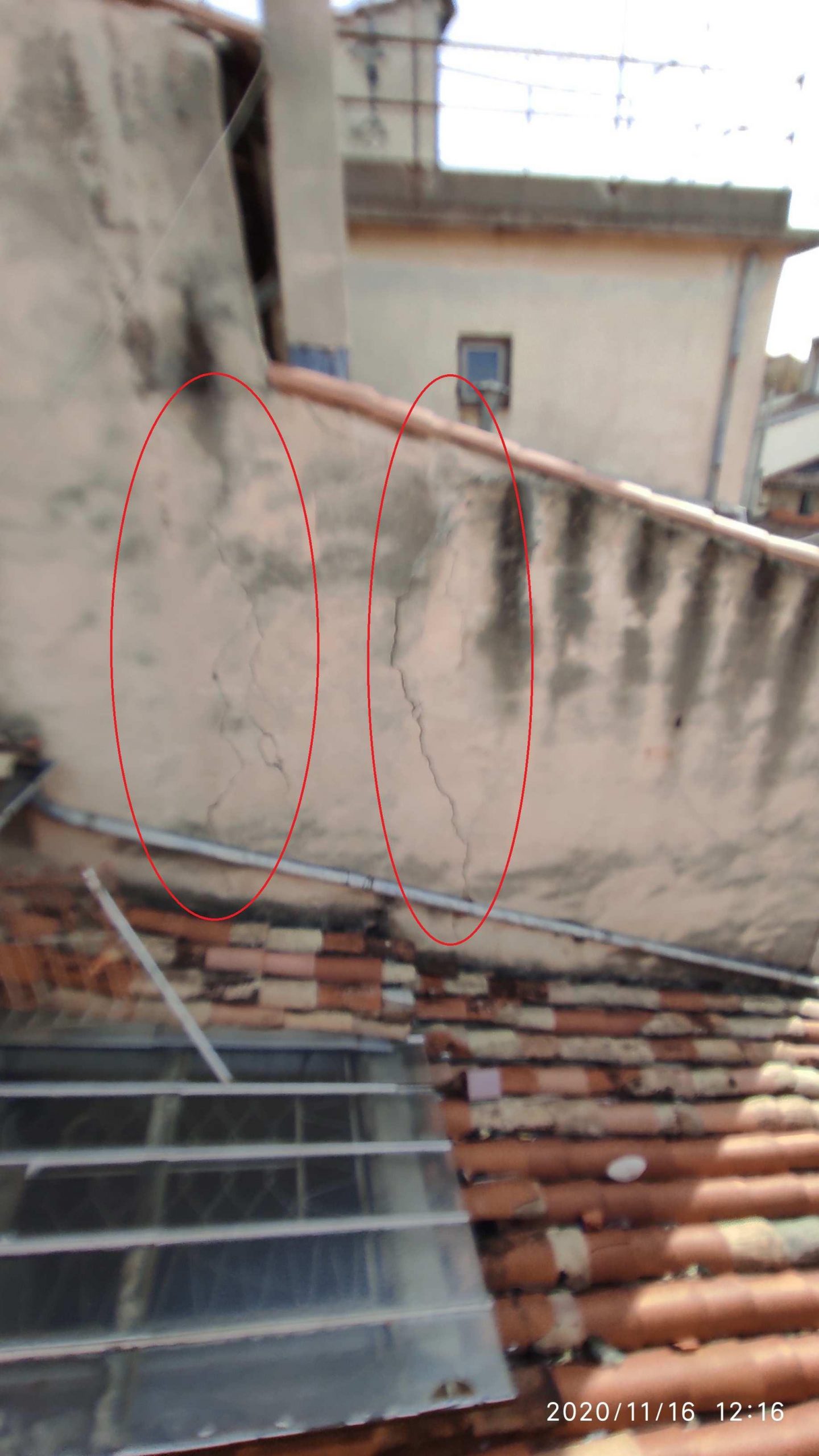 Montpellier – Fissures sur remontée de mur mitoyen.