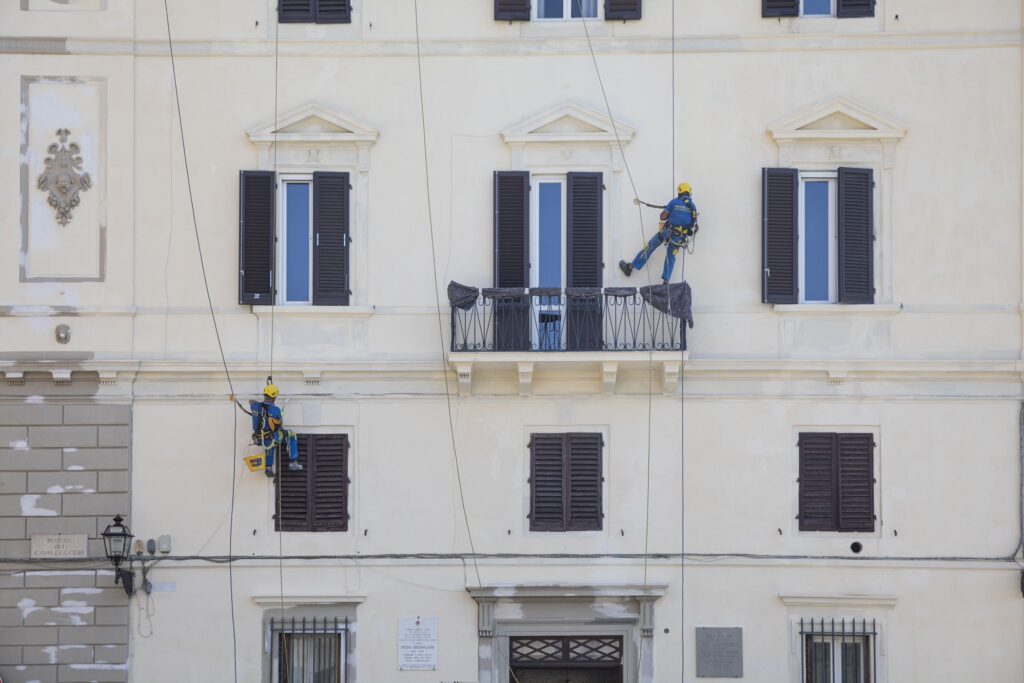 Rénovez la façade d'un immeuble avec nos cordistes