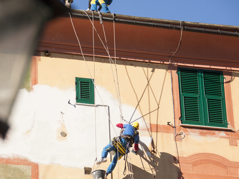 Rénover la façade d'un bâtiment :  voilà comment se déroule l'intervention avec la technique des travaux sur cordes.