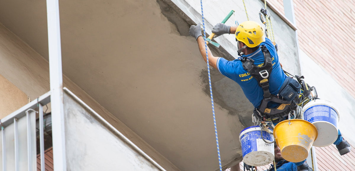 Ouvriers Acrobatica pendant la maintenance des toits terrasses en copropriété