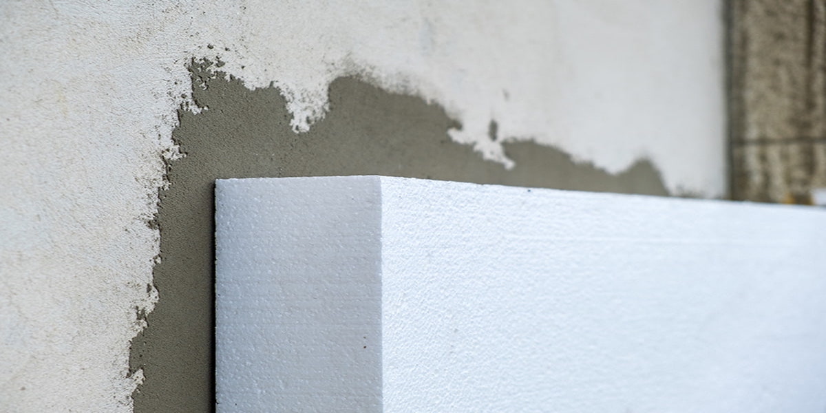 Panneau d'isolation thermique installé sur une façade, offrant une protection efficace contre les variations de température.