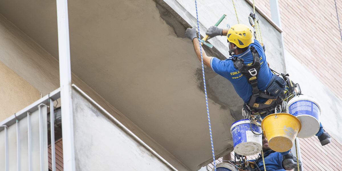 Réparation de fissure sur balcon par un professionnel d'Acrobatica, expert dans la restauration et la sécurisation des façades extérieures.
